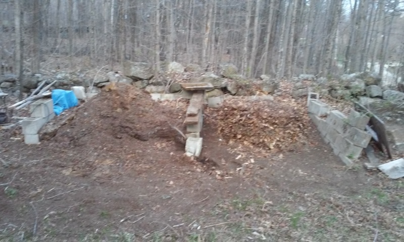 compost pile - WANTED: Pictures of Compost Bins Compst11
