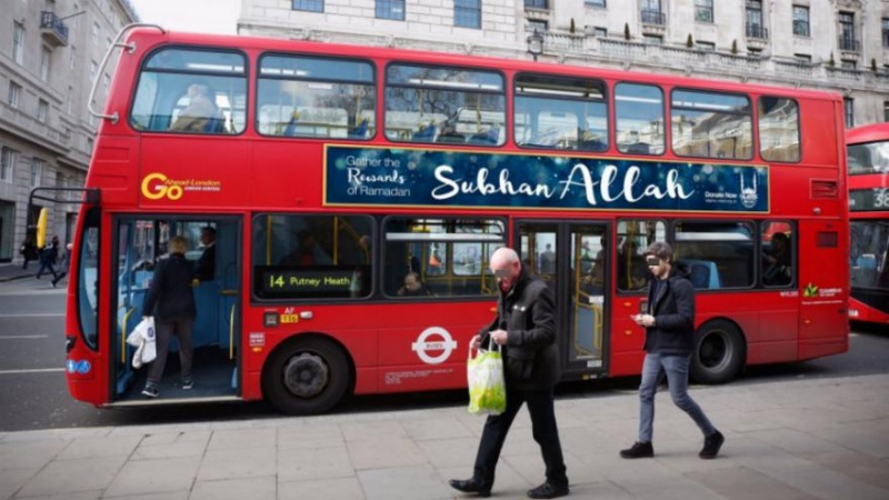 « Gloire à Allah » sur les bus londoniens… Bus_gl11