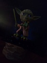 Yoda Wackelkopf Figur mit leuchtendem Lichtschwert - Joy Toy Img-2010