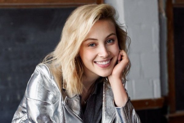 Sarah Gadon Height,Weight,Body Statistics,Net Worth and Boyfriends Wtfsg_10