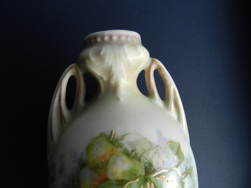 Small ornate vase from Berkeley Castle, help needed! Dscn7712