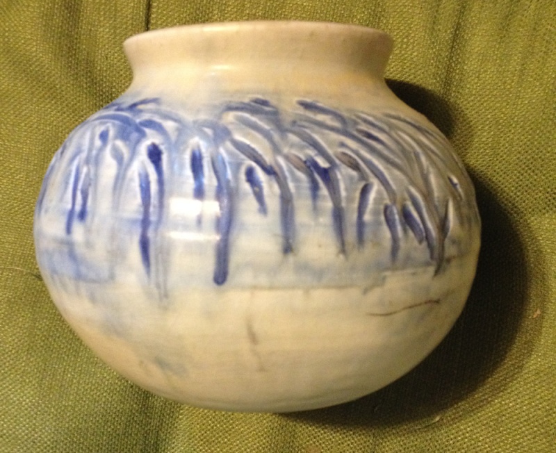 Mystery art pottery vase  by "LOU"? Lou410