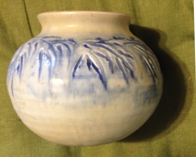 Mystery art pottery vase  by "LOU"? Lou510