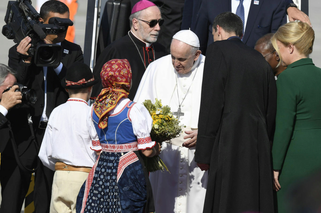 Папа Римский прилетел в Словакию на 4 дня Papez_11