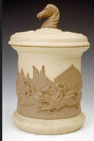 Un pot à tabac en grès de Sarreguemines modèle "Steeple-chase" Capt1036