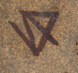 Petit vase porcelaine émaillé gris monogramme ou  symbole à l'oxyde à identifier Capt1144