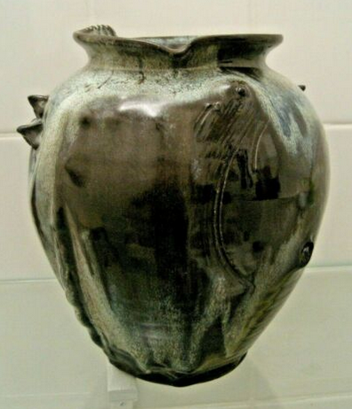 Vase en grès émail épais tons gris forme urne et reliefs - Signature en creux GG et symbole - Gérad Tridot Capt2816