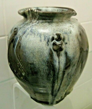 Vase en grès émail épais tons gris forme urne et reliefs - Signature en creux GG et symbole - Gérad Tridot Capt2817