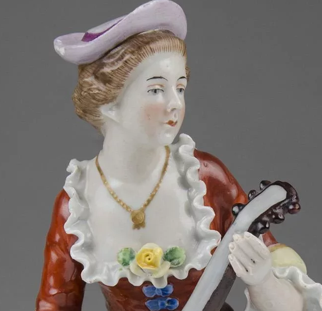 Figurine en Porcelaine joueuse de mandoline Capt2937