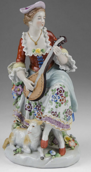Figurine en Porcelaine joueuse de mandoline Capt2939
