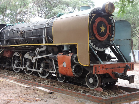 Locomotive en tôle avec uen étoile - jouet bing ?  ou made in india ? Capt3023