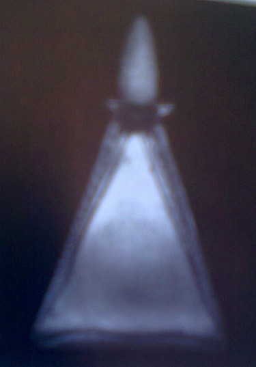 flacon a parfum a identifier bouchon et corps  forme pyramidale patine rouge Captu738