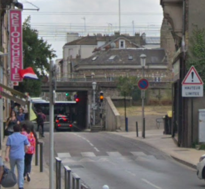 Une rue de Juvisy,, un défilé, un personnage yeux bandés .... - Page 6 Captu863