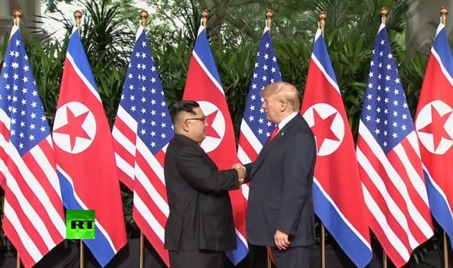 Histórico: Donald Trump y Kim Jong-un se encuentran y se estrechan manos en Singapur 2018-011