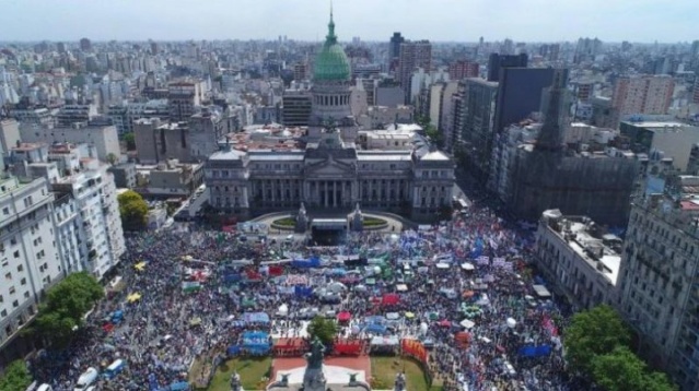 Trabajadores argentinos protestan contra Macri
