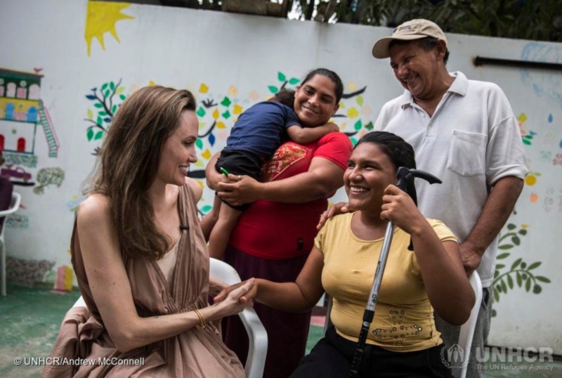 Impactantes imágenes de Angelina Jolie anoréxica mientras visitaba frontera colombo-venezolana D8oxwm11
