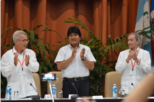 Evo Morales: La Revolución se hace como la hizo Chávez, con el pueblo Evo-fo10