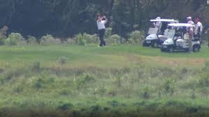 Trump juega golf mientras el huracán Dorian amenaza a Estados Unidos  Index210