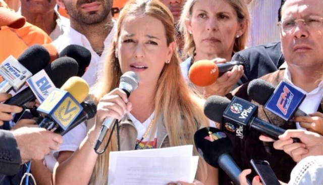 Ya no le creen sus shows: @LilianTintori fue al Ministerio Público a armar teatro y el pueblo la rechazó Lilian11