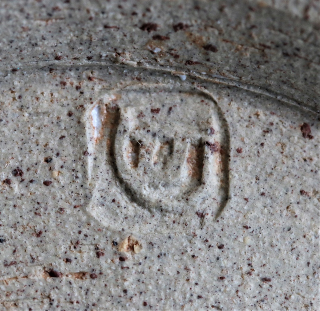Vintage studio Pottery or Chinese Mark - Help please. Img_2115