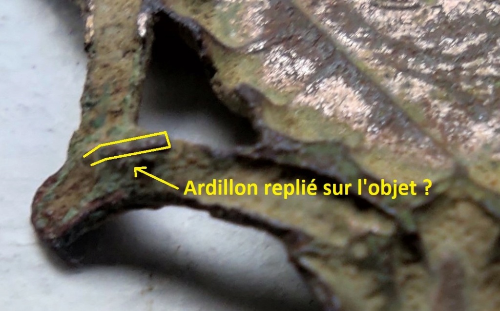 Probablement petite broche ancienne, type "héraldique", fin XVIIe - début XVIIIe Ardill12