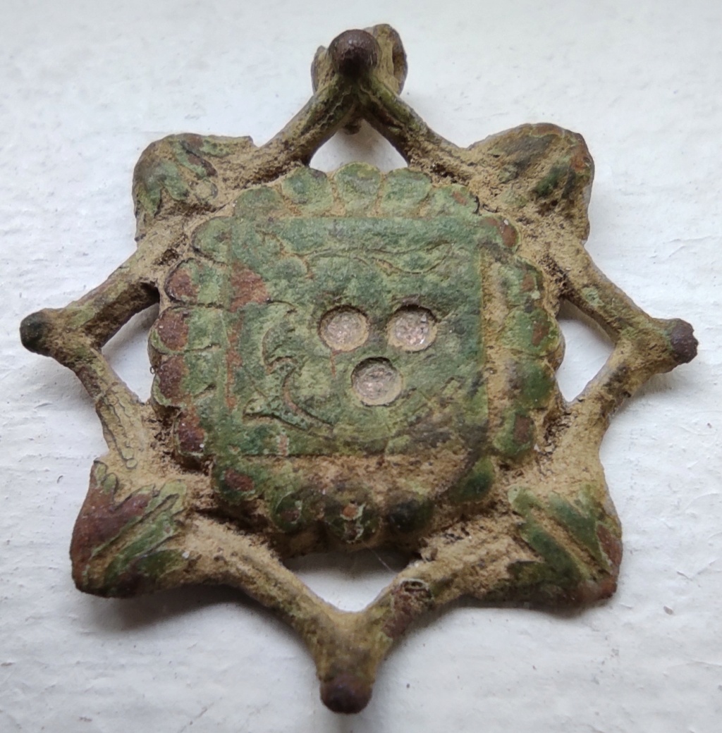 Probablement petite broche ancienne, type "héraldique", fin XVIIe - début XVIIIe Nettoy10