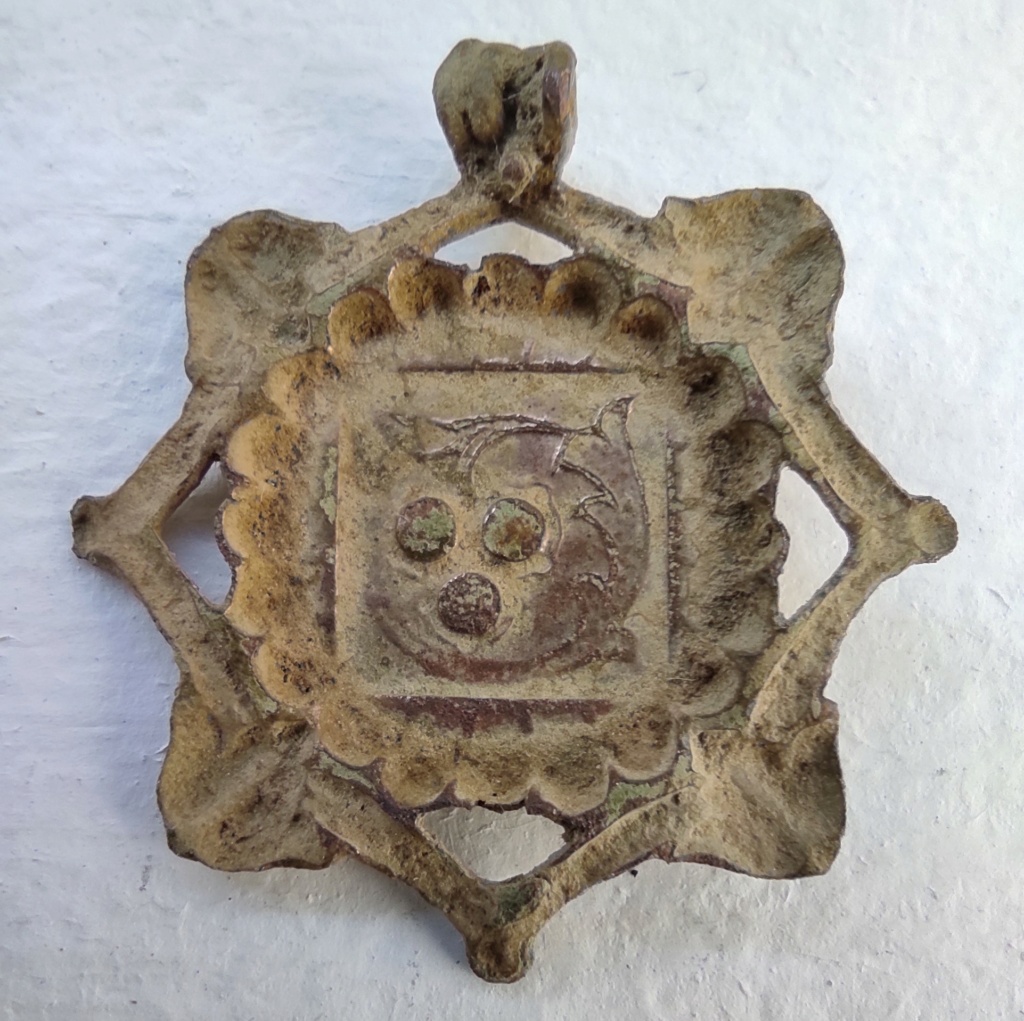 Probablement petite broche ancienne, type "héraldique", fin XVIIe - début XVIIIe Vue_do10