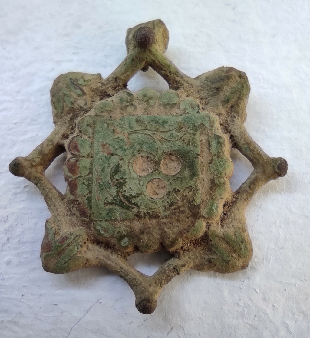Probablement petite broche ancienne, type "héraldique", fin XVIIe - début XVIIIe Vue_fa10