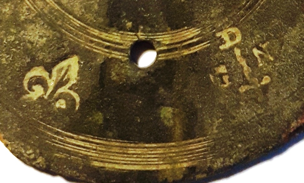 Signification de l'inscription "GDN avec épée ou dague flamboyante" sur couvercle de pile à godets ? Zoom_210