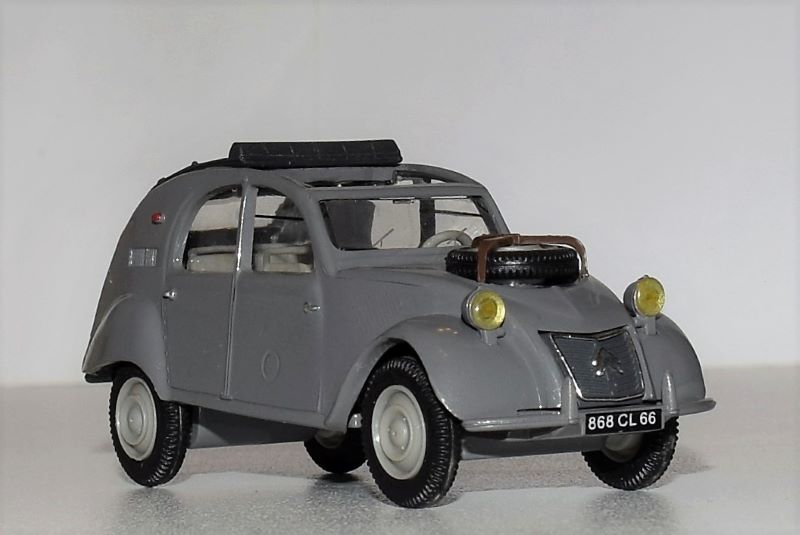 "CITROËN 2 CV au 1/43°" Collection HACHETTE - 2003  - Page 2 Dsc_1840