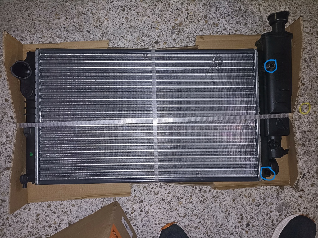 Nouveau radiateur avec sorties en trop: mauvaise référence?  Aaaaaa10