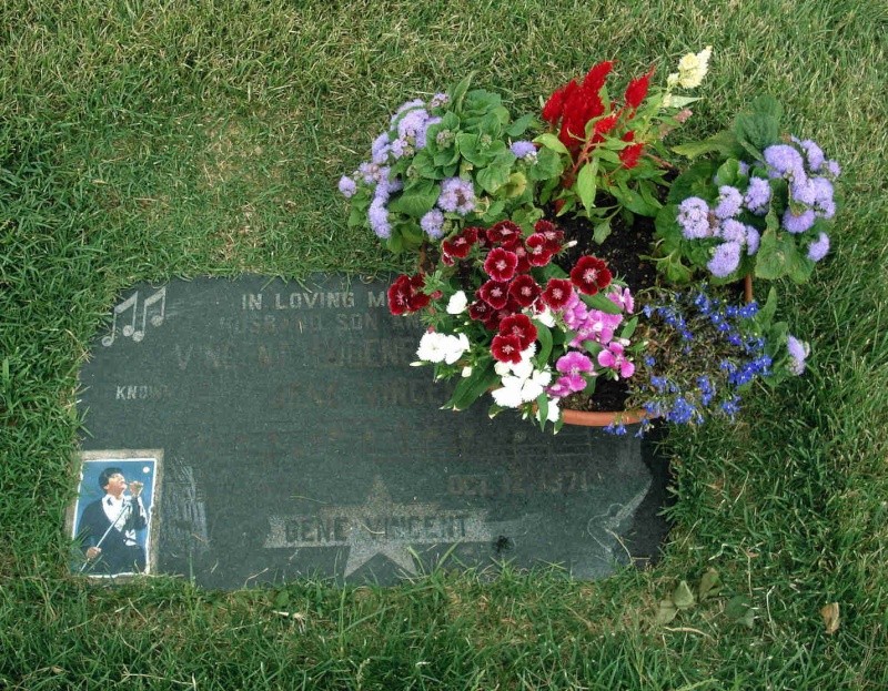 Gene's grave Julyfl10