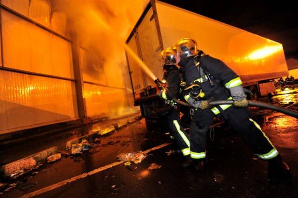 Incendie d'un marché aux fruits a Rungis paris 12.03.09 + Photos 44132419