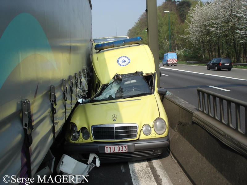 accident d'une ambulance privée a Bruxelles  Belgique+ photo Dsc03010