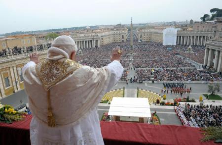 البابا يحتفل بعيد القيامة ويوجه رسالة الى الكنيسة Rom10710