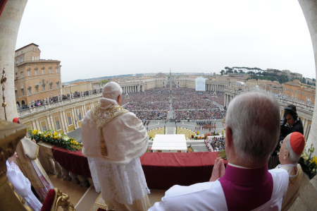 البابا يحتفل بعيد القيامة ويوجه رسالة الى الكنيسة Vat10410