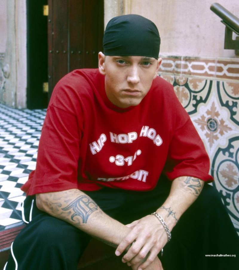 Eminem grabs top spot at Independent Records for third week in a row 0em10