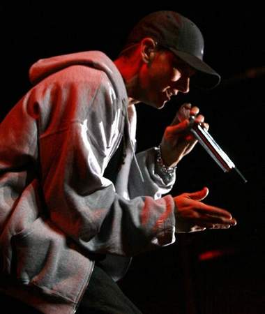 Eminem puts on free show in Detroit Em_rel15