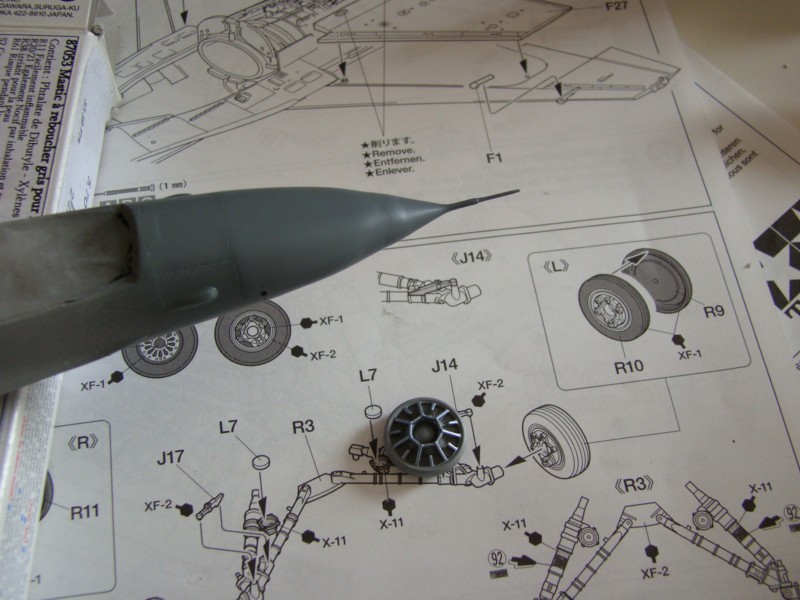 [Tamiya] 1/48 - General Dynamics F-16C Fighting Falcon - Page 4 Nez_ra10