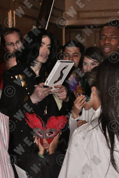 Nuove foto di MJ e figli + video (15/5/2009) Ac8mc210