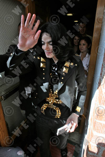 Nuove foto di MJ e figli + video (15/5/2009) Mbpjly10