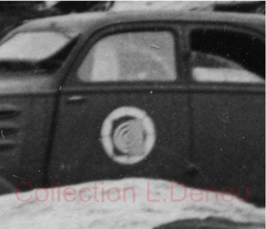 102e RAL Insigne peint sur Peugeot 402. 102e_r13