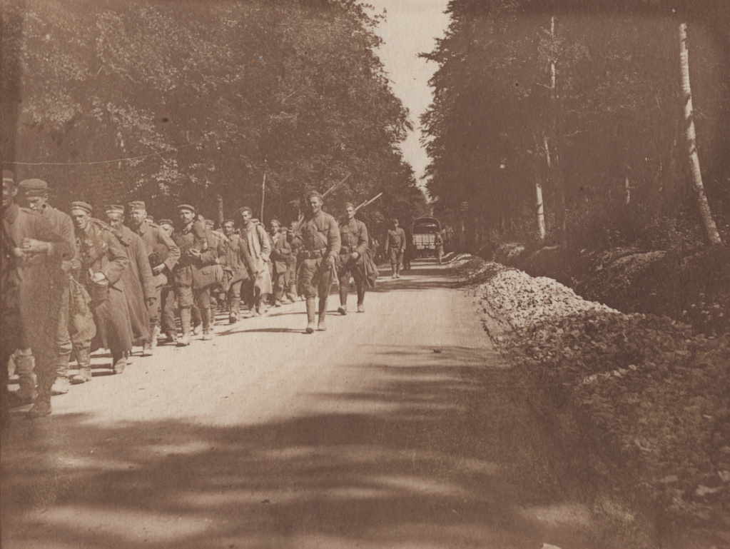 Septembre 1918, St-Mihiel, prisonniers Allemands, soldats US et Français. Prison11