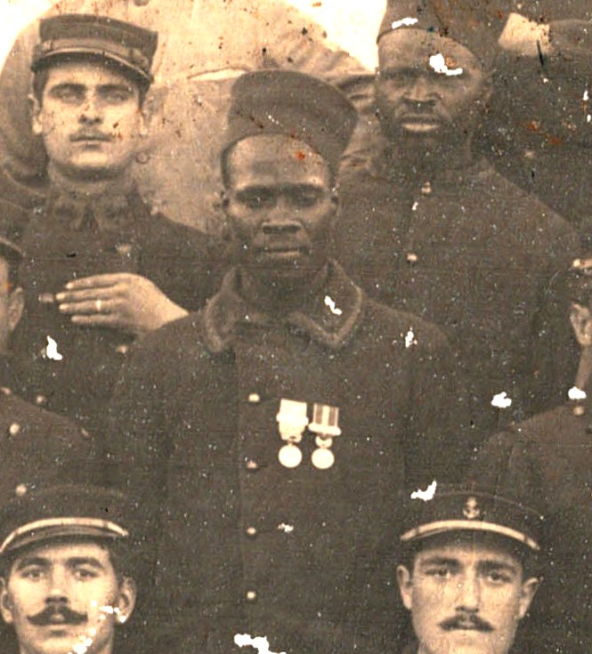 (E) E PHOTO GROUPE OFFICIERS SOUS OFFICIERS TIRAILLEURS SÉNÉGALAIS (VENDUE) 00313