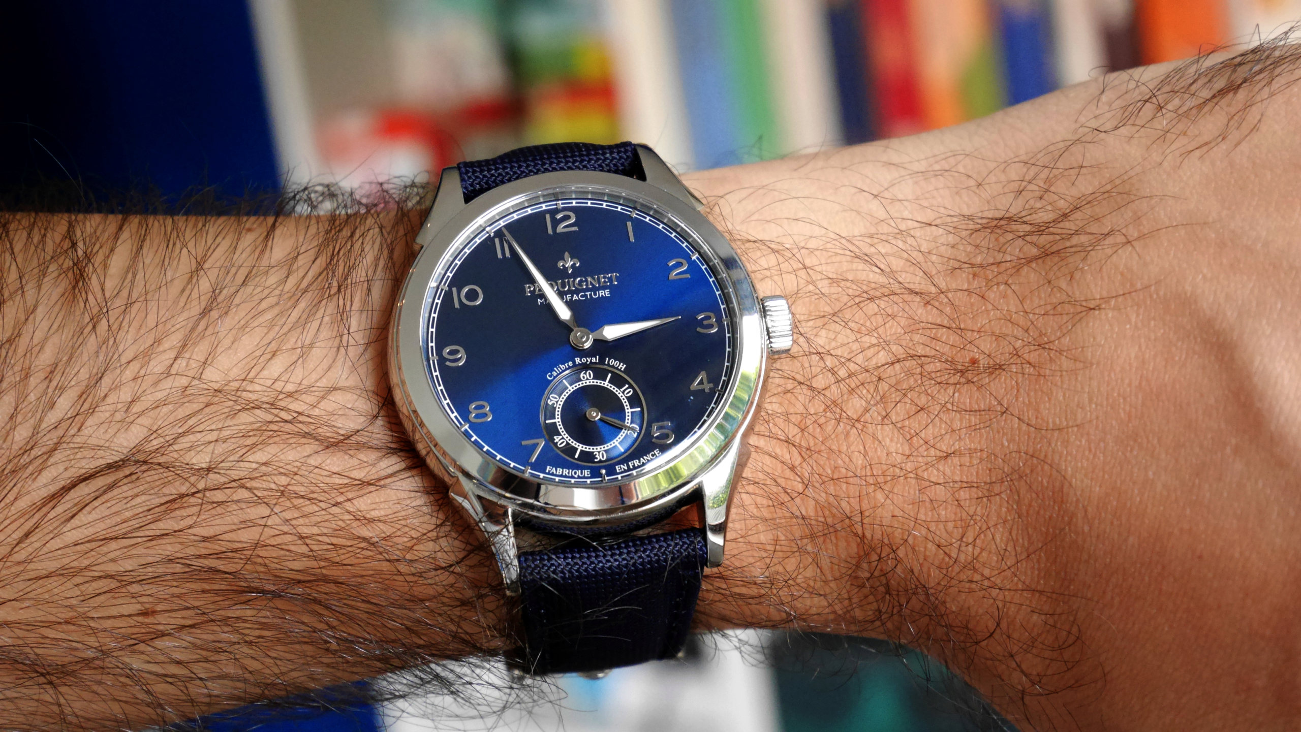 Comment porter une montre avec cadran et bracelet cuir bleu P1020437