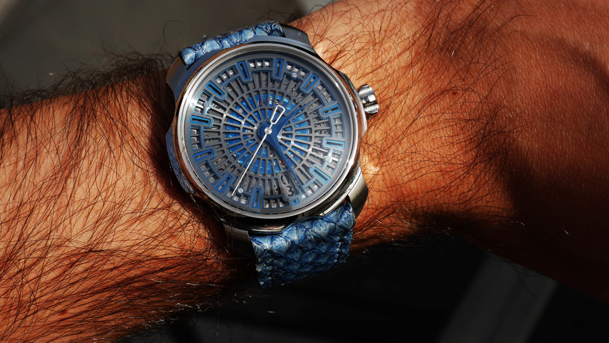 Comment porter une montre avec cadran et bracelet cuir bleu P1040153