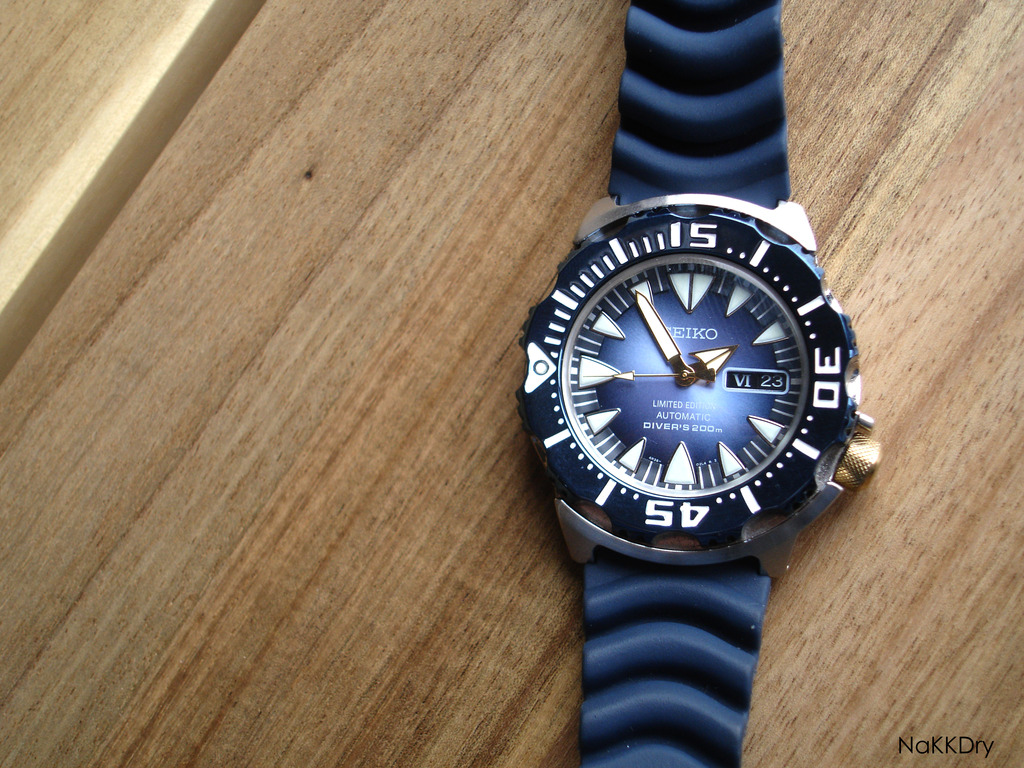 Comment porter une montre avec cadran et bracelet cuir bleu Srp210