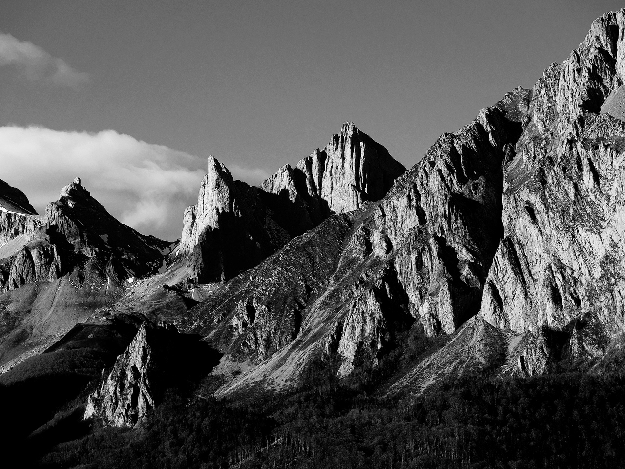 Aiguille d'Ansabère en noir et blanc. Pana7610