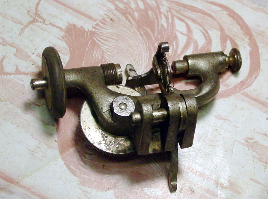 un petit bobinoir fusette pour machine à coudre ancienne Bobino17