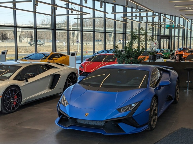 2024 : El gato visite Lamborghini Montréal Ambzaa10